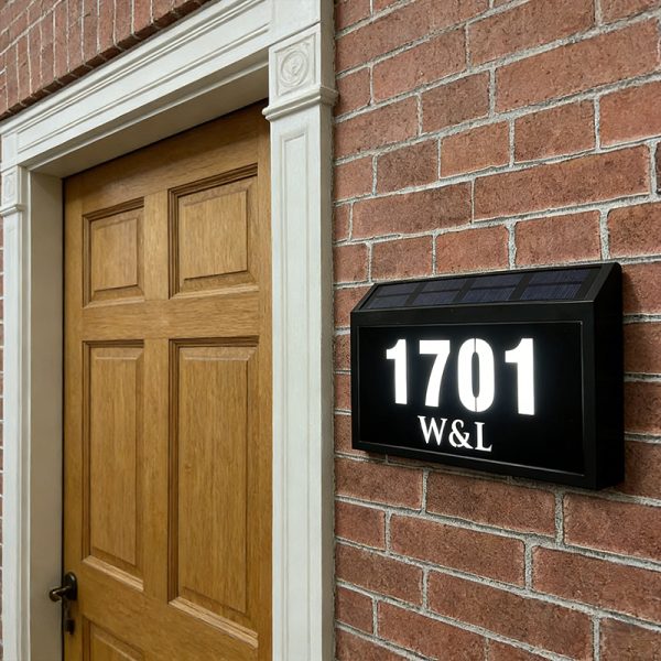 Solar-powered illuminated doorplate address sign